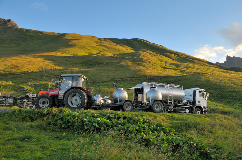 plan rapproché sur des tracteurs et des reservoirs de savoie lactee