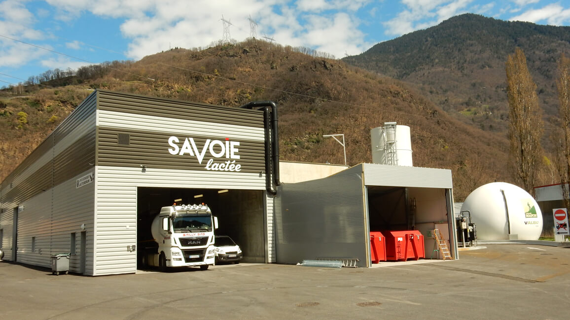 batiment savoie lactee avec un camion garé à l'interieur