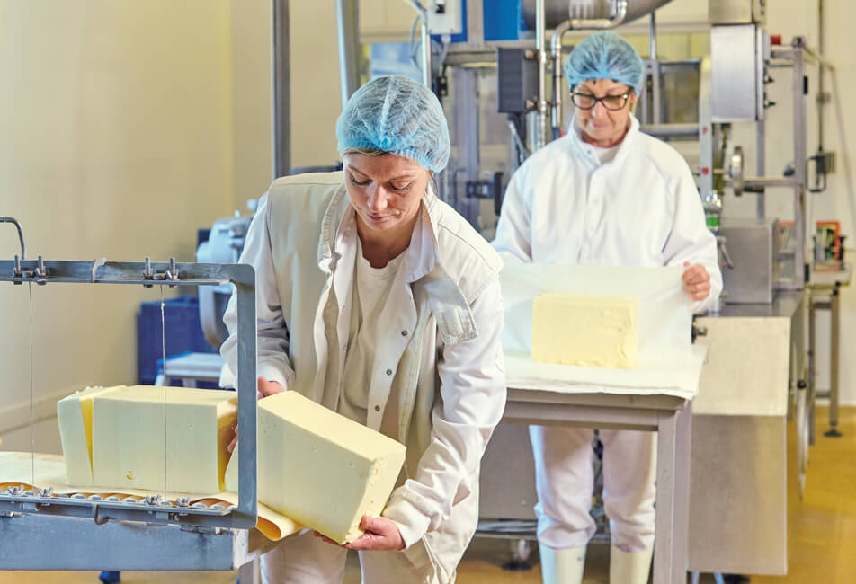 deux dames découpant des cubes de beurre